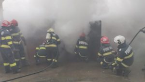 TULCEA: Garaj mistuit de flăcări. Pericol de explozie (FOTO-VIDEO)