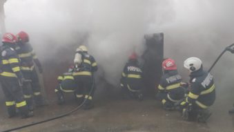 TULCEA: Garaj mistuit de flăcări. Pericol de explozie (FOTO-VIDEO)