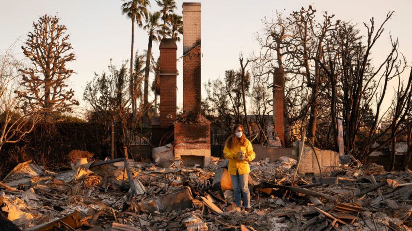 (FOTO) CALIFORNIA: Incendiile devastatoare din Los Angeles au ucis până acum 16 oameni