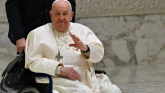 Papa Francisc: „Îmi continui cu încredere spitalizarea”