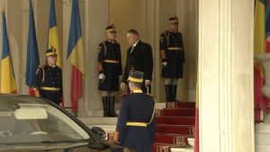 Fostul președinte Klaus Iohannis a părăsit Palatul Cotroceni; el a trecut în revistă, ultima dată, Garda de Onoare