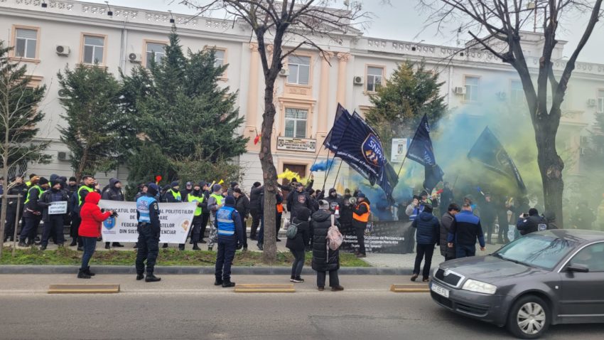 CONSTANȚA: Un nou protest al polițiștilor în fața sediului IPJ