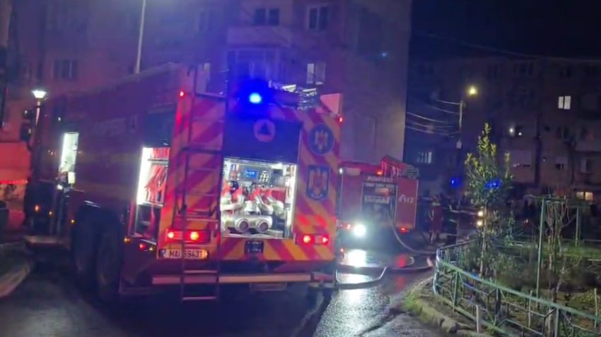 MANGALIA: Apartament cuprins de flăcări. 2 persoane cu arsuri au fost transportate la spital