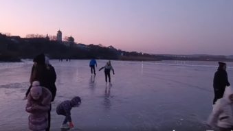 VIDEO | TULCEA: Patinoar natural pe lacul Razelm, la Sarichioi!