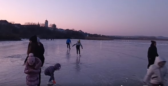 VIDEO | TULCEA: Patinoar natural pe lacul Razelm, la Sarichioi!