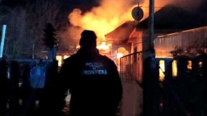 TULCEA: Bătrân salvat de polițiștii de frontieră din incendiul care i-a cuprins casa